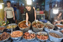 Khu chợ "nhà giàu" ở Hà Nội, ngày bán hàng trăm cân cá kho