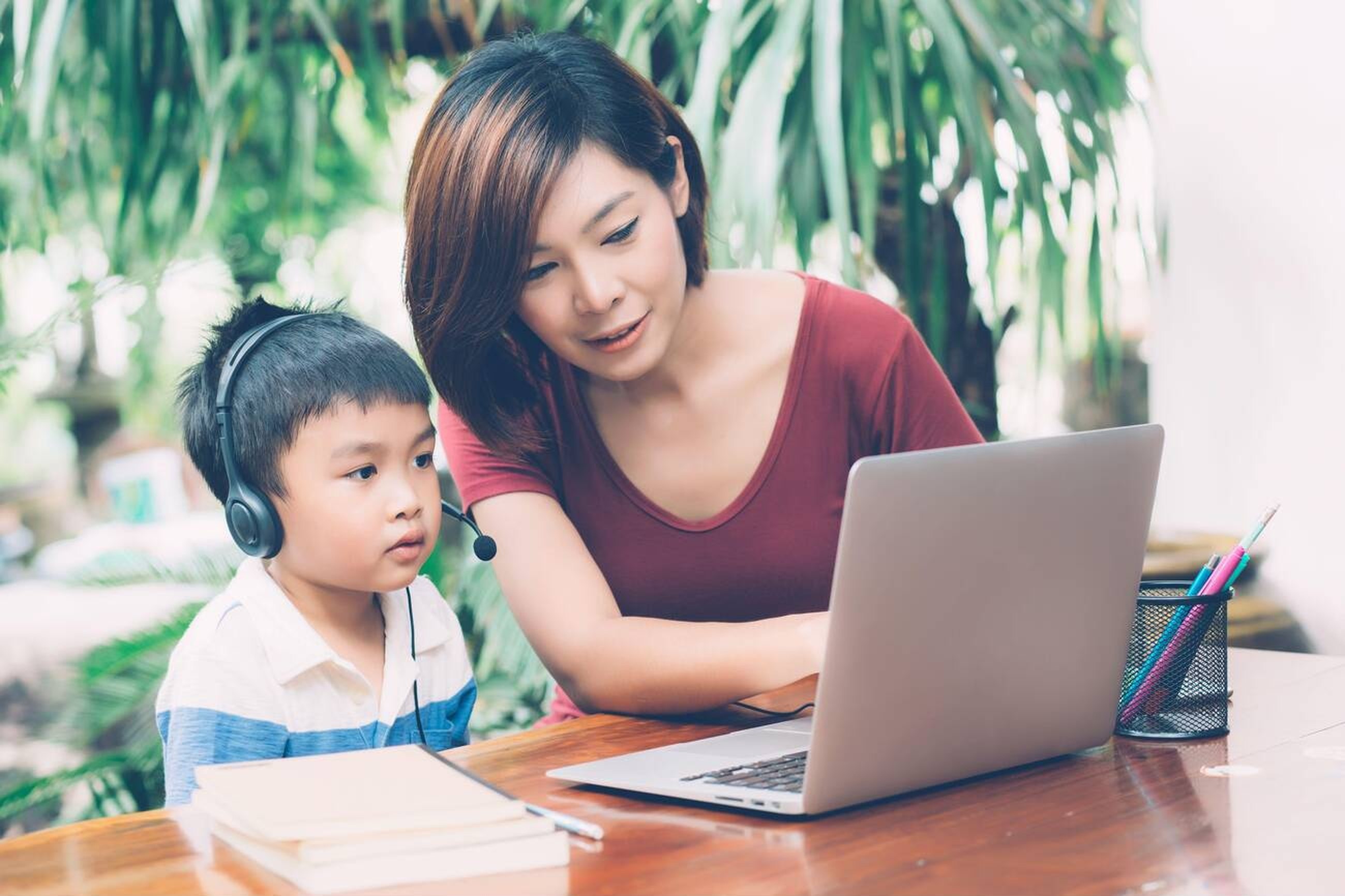 “Ông cụ non” khiến các bậc phụ huynh cắp sách bút theo học - 4 “Ông cụ non” khiến các bậc phụ huynh cắp sách bút theo học - 4