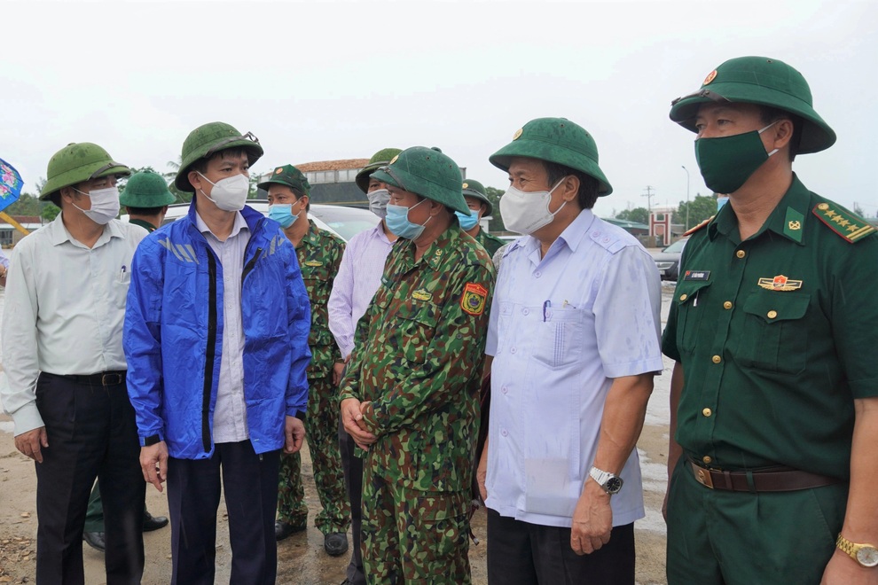 Nhiều tỉnh ven biển ra lệnh giới nghiêm trước giờ bão Conson đổ bộ - 5