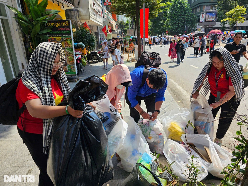 Nhiều bạn trẻ đội nắng thu gom rác sau lễ tổng duyệt diễu binh ở TPHCM - 2 Nhiều bạn trẻ đội nắng thu gom rác sau lễ tổng duyệt diễu binh ở TPHCM - 2