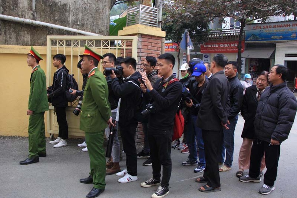 Mẹ nữ sinh giao gà cùng đồng phạm hầu tòa - 9