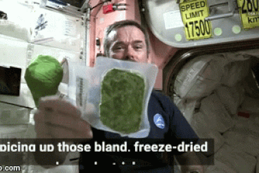 Các nhà du hành vũ trụ thêm gia vị vào món ăn của mình như thế nào?