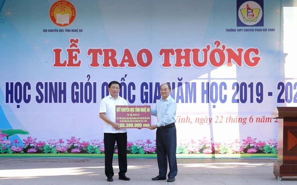 Trao thưởng hơn 100 triệu đồng cho thầy trò trường chuyên Phan Bội Châu - 1 Trao thưởng hơn 100 triệu đồng cho thầy trò trường chuyên Phan Bội Châu - 1