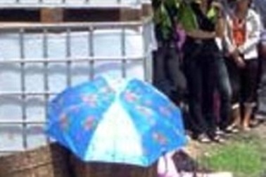 Tìm thấy xác hài nhi trong sọt rác