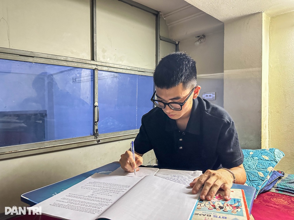 Sinh viên, người lao động nghèo chật vật chống chọi nắng nóng, mất điện - 4 Sinh viên, người lao động nghèo chật vật chống chọi nắng nóng, mất điện - 4