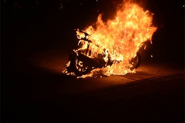 Hà Nội: Xe Air Blade bốc cháy dữ dội trên đường