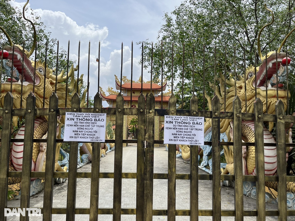 Đền thờ Tổ 100 tỷ đồng của Hoài Linh ra sao trong dịp giỗ Tổ sân khấu? - 9 Đền thờ Tổ 100 tỷ đồng của Hoài Linh ra sao trong dịp giỗ Tổ sân khấu? - 9