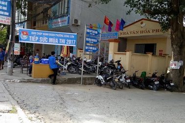 Vắng cảnh phụ huynh “vạ vật” chờ con làm bài thi