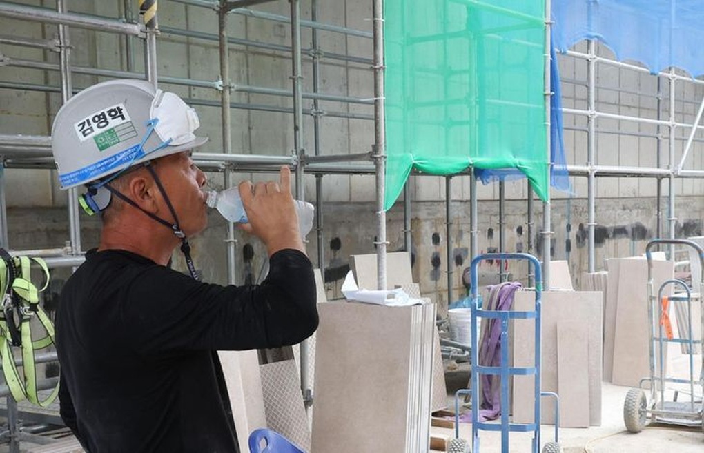 Lao động nước ngoài tử vong vì nắng nóng, Hàn Quốc thông báo khẩn - 1