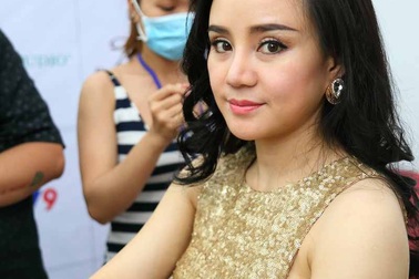 Gái một con Vy Oanh đẹp mặn mà