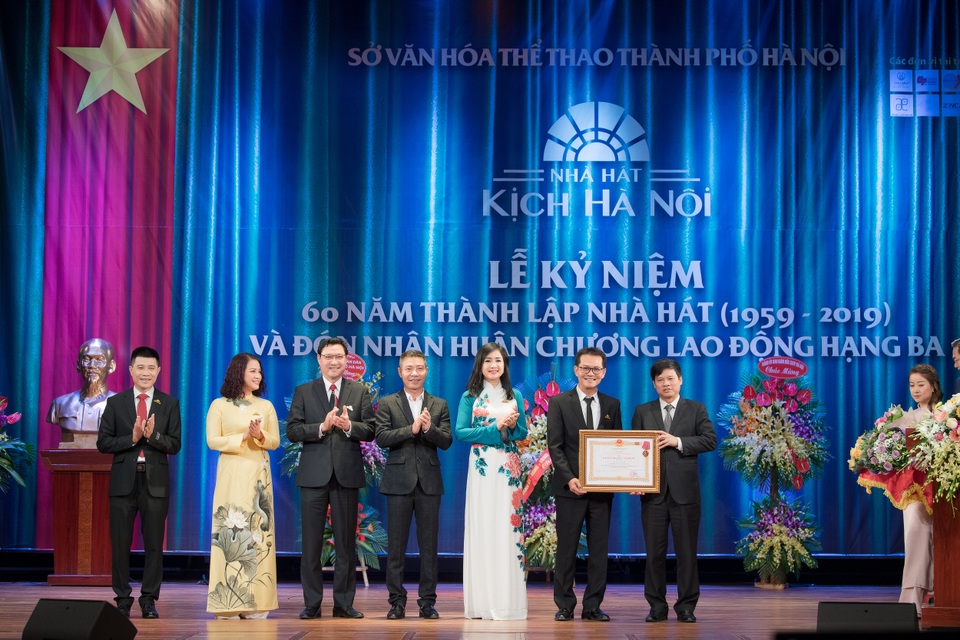 Dàn “Táo Quân” hội ngộ các thế hệ vàng của làng sân khấu Hà Nội - 7 Dàn “Táo Quân” hội ngộ các thế hệ vàng của làng sân khấu Hà Nội - 7