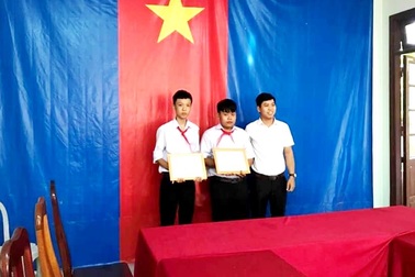 Khen thưởng hai học sinh trả lại tiền cho người đánh rơi