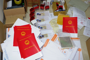 Hà Nam triệt phá đường dây làm hơn 50.000 giấy tờ, bằng cấp giả