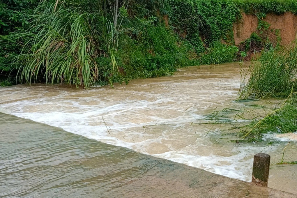 Nam thanh niên bị nước lũ cuốn trôi trước ngày cưới - 1 Nam thanh niên bị nước lũ cuốn trôi trước ngày cưới - 1