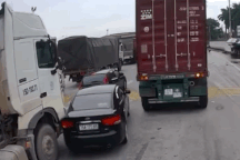 Ô tô con toác đuôi, mắc kẹt giữa hai xe container vì kiểu đi luồn lách