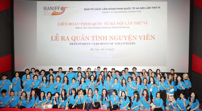 Các tình nguyện viên tại Liên hoan phim quốc tế Hà Nội lần thứ VI.