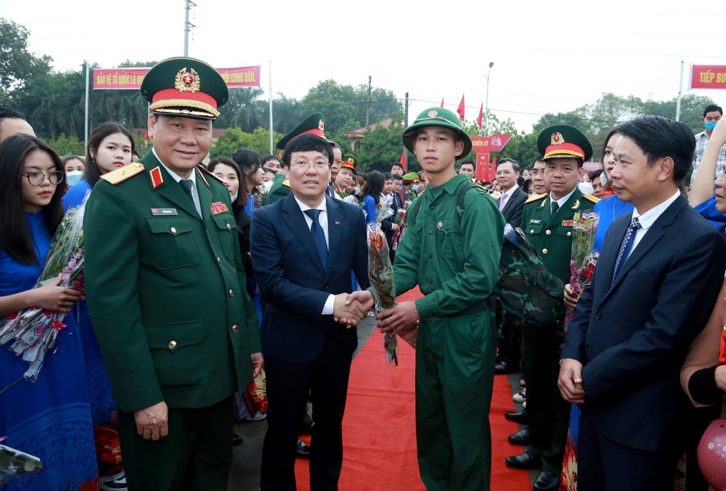 Chú trọng tuyển chọn công dân tốt nghiệp ĐH, con cán bộ lên đường nhập ngũ - 2 Chú trọng tuyển chọn công dân tốt nghiệp ĐH, con cán bộ lên đường nhập ngũ - 2