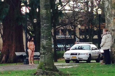 Giữa công viên, khỏa thân cướp súng của cảnh sát