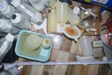 Nhóm người ở Bình Phước sản xuất nước hoa bằng máy đánh trứng