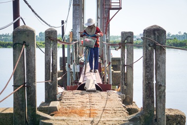 Dân liều mình băng qua máng nước “vĩnh biệt” ở Đà Nẵng