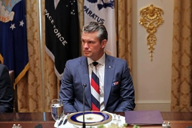 Bộ trưởng Quốc phòng Mỹ gây tranh cãi vì đeo cà vạt giống màu cờ Nga