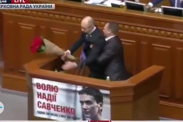 Thủ tướng Ukraine bị một nghị sỹ nhấc bổng tại bục phát biểu ở Quốc hội