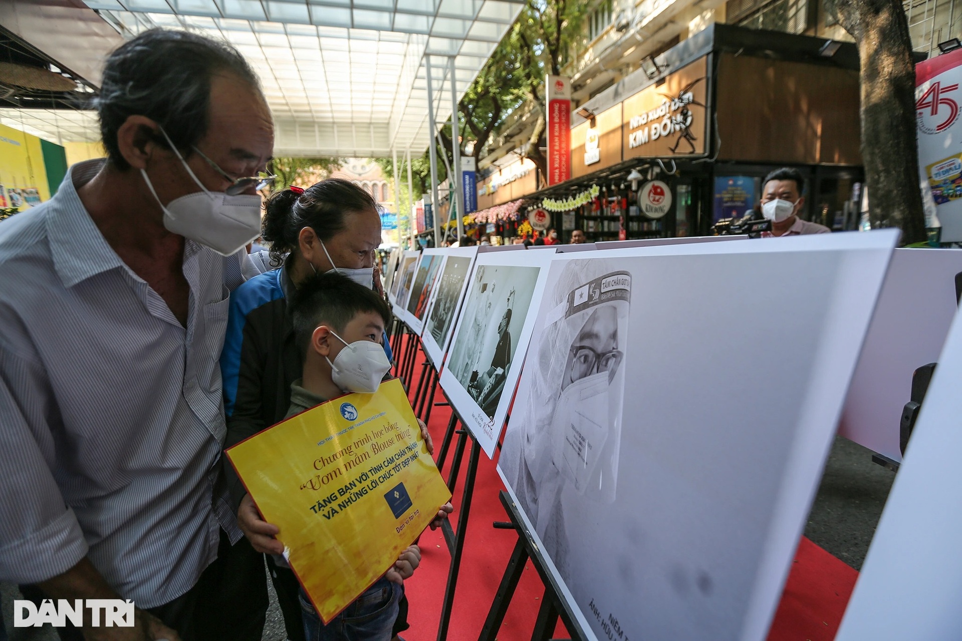 Triển lãm 22 khoảnh khắc ấn tượng của y bác sĩ tại TPHCM trong đại dịch - 6 Triển lãm 22 khoảnh khắc ấn tượng của y bác sĩ tại TPHCM trong đại dịch - 6