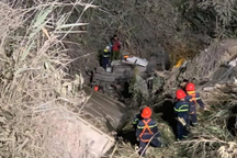 Xe container lao xuống vực sâu, tài xế tử vong trong cabin