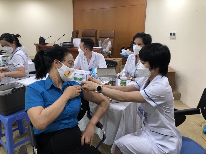 Tiêm vaccine phòng Covid-19 tại Lễ phát động sáng 5/7/2022.

