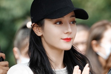 Địch Lệ Nhiệt Ba xinh đẹp “hút hồn” sánh đôi cùng Dương Dương