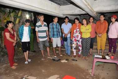 Công an ập vào, con bạc nhảy xuống sông vẫn không thoát