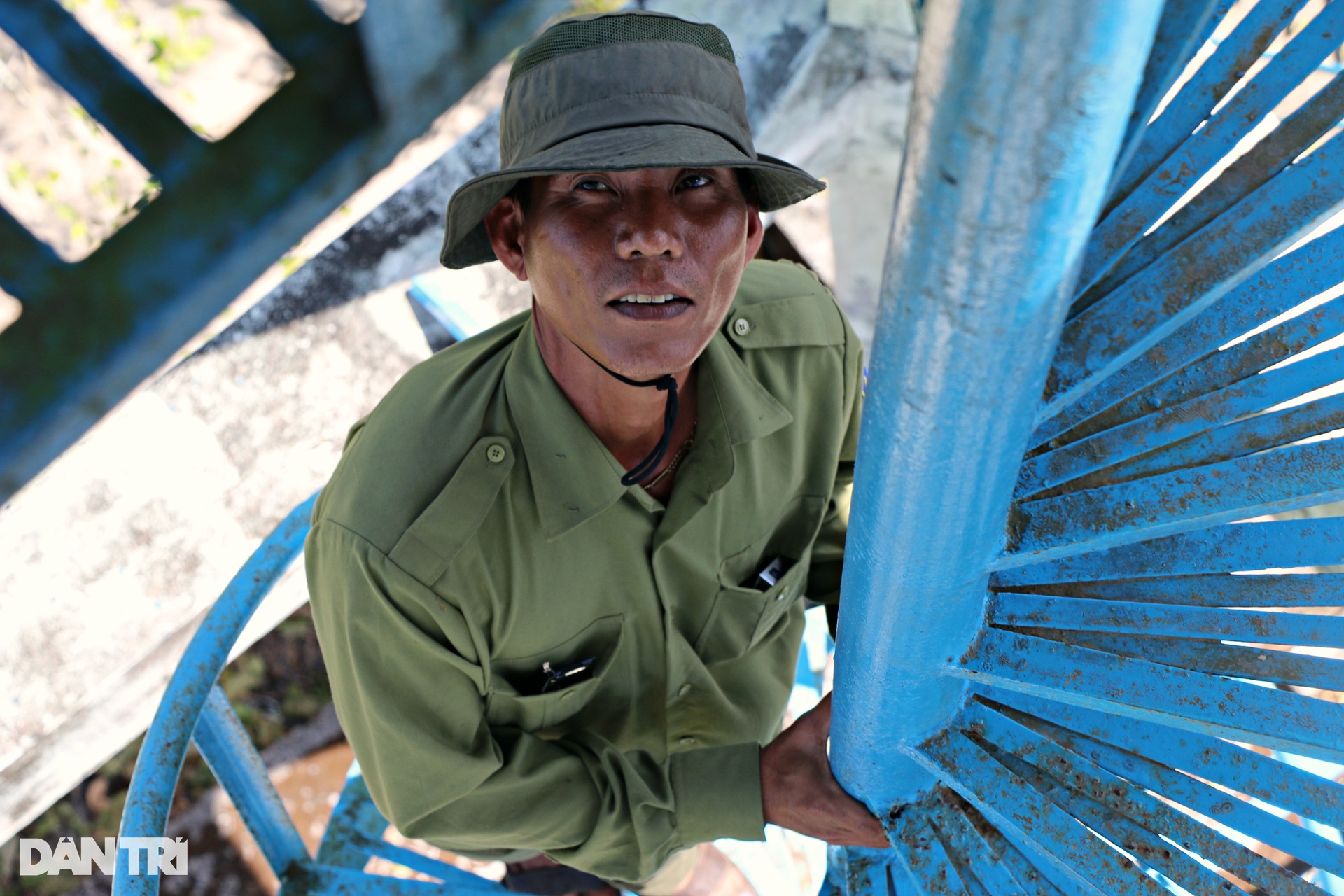 Straining to guard against fire to preserve treasures in U Minh Thuong forest - 3