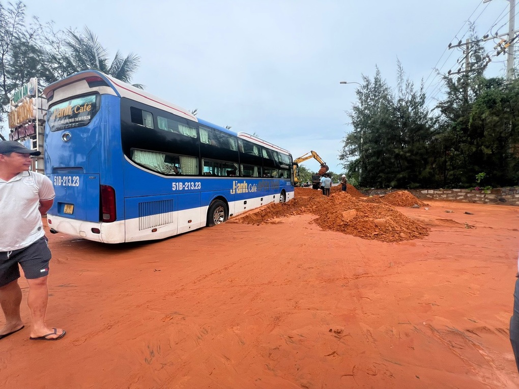 Tràn cát đỏ ở Mũi Né có nơi dày 1,5m, không có thiệt hại về người - 1 Tràn cát đỏ ở Mũi Né có nơi dày 1,5m, không có thiệt hại về người - 1