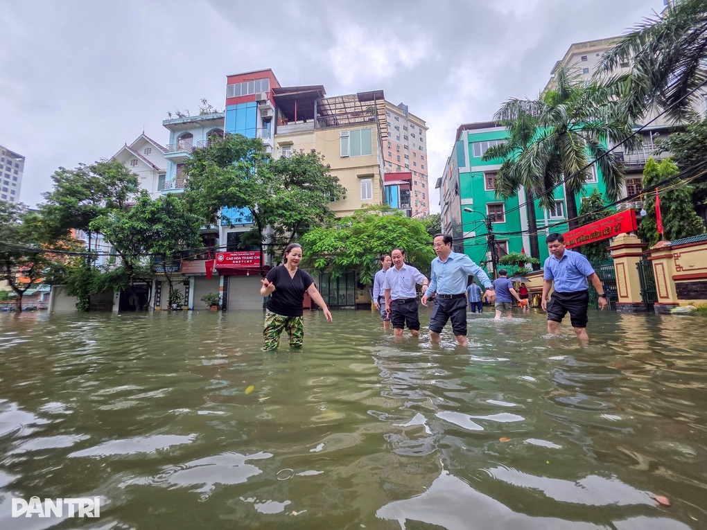 Giám đốc Sở GD-ĐT Hà Nội lội nước, thả tim động viên học sinh học online - 1