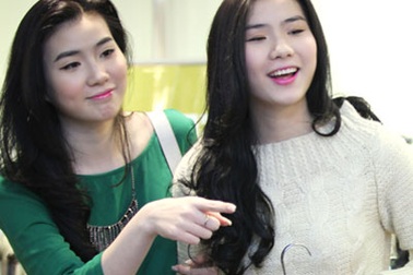 Chân dài song sinh rạng rỡ giữa trời đông