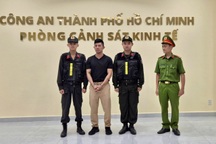 Cảnh sát tống đạt lệnh bắt ca sĩ Lương Bằng Quang