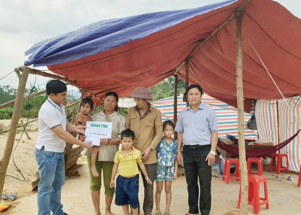 Gia đình bị lũ cuốn trôi nhà được bạn đọc giúp đỡ gần 200 triệu đồng - 4 Gia đình bị lũ cuốn trôi nhà được bạn đọc giúp đỡ gần 200 triệu đồng - 4