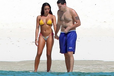 Con gái Madonna quyến rũ trên biển