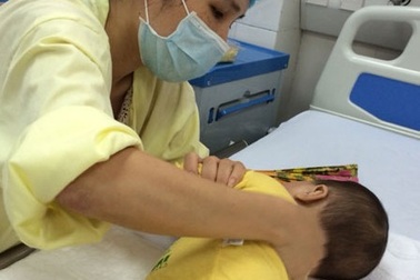 Bé sơ sinh 15 ngày tuổi viêm phổi vì biến chứng sởi