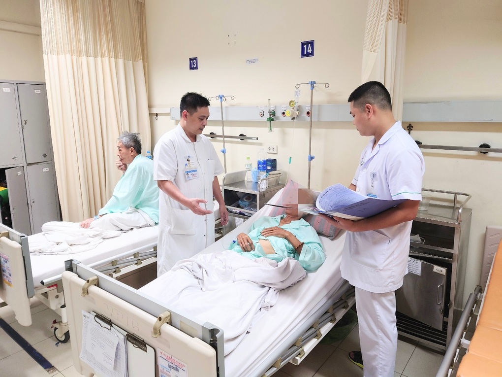 Đỡ đẻ cho lợn, nam bệnh nhân mất toàn bộ da dương vật và một tinh hoàn - 1 Đỡ đẻ cho lợn, nam bệnh nhân mất toàn bộ da dương vật và một tinh hoàn - 1