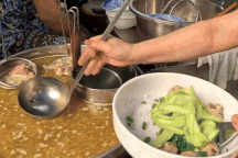 Quán bún mọc phố cổ Hà Nội có gì lạ khiến khách Tây gật gù chấm 9/10 điểm