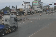 Cuộn tôn xô gãy cabin xe đầu kéo trong một tình huống đáng sợ