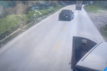 Tạm giữ 2 người đàn ông cầm dao, súng K54 đe dọa tài xế xe tải