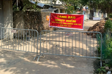 Di dời 6 hộ dân bị sụt lún nhà nghi do khoan giếng ở Hà Nội