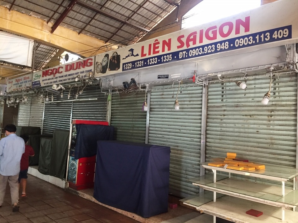 Hàng loạt quầy, sạp tại chợ Bến Thành vẫn “cửa đóng, then cài” vì ế khách - 5 Hàng loạt quầy, sạp tại chợ Bến Thành vẫn “cửa đóng, then cài” vì ế khách - 5