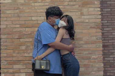 Chuyện tình ba năm của "cặp đôi đũa lệch" ai nhìn thấy cũng tò mò