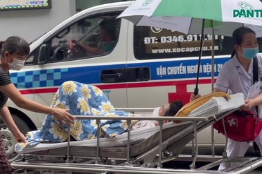 Y bác sĩ dầm mưa, vượt bão cấp cứu bệnh nhân