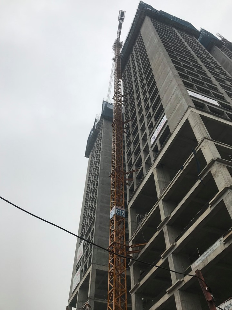 Hà Nội: Cần cẩu tháp khổng lồ đổ sập khi đang được tháo dỡ - 4 Hà Nội: Cần cẩu tháp khổng lồ đổ sập khi đang được tháo dỡ - 4
