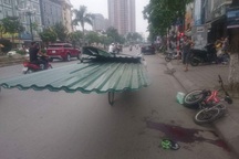 Hà Nội: Thêm một nạn nhân tử vong do xe chở tấm tôn
