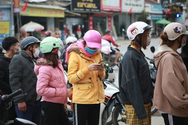 "Rồng rắn" hàng giờ đồng hồ trước cây ATM chờ để được rút tiền tiêu Tết